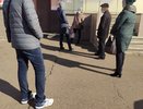 Челнинцы, чтобы попасть на прием к врачу поликлиники, подолгу стоят в очереди… на улице