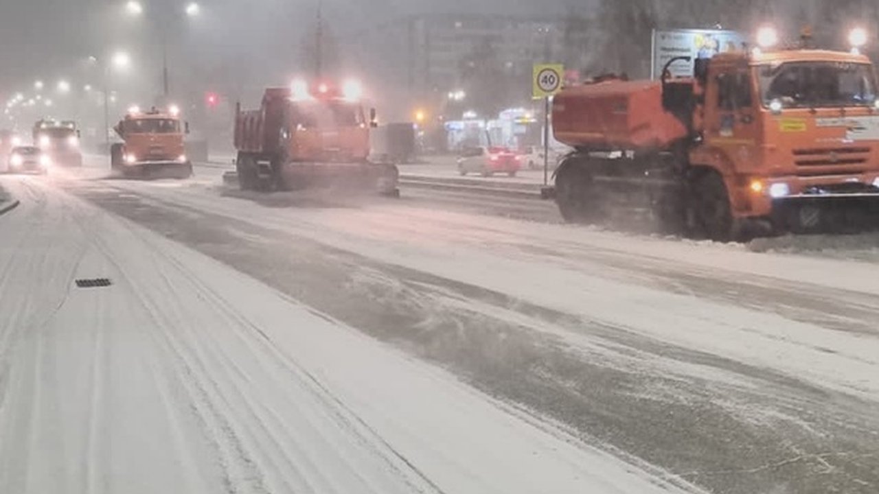 Главная картинка новости:  «А можете из квадрокоптера заснять все эти 120 спецавтомобилей, когда они на стоянке стоят?»