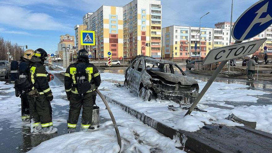 Главная картинка новости: В Челнах Renault Logan полностью сгорел, врезавшись в дорожный знак (фото)