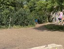  «Этот мужчина в синей футболке на набережной стоит в кустах и поджидает детей и девушек»