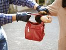 Как в 90-е: на Сидоровке грабитель вырвал у женщины сумку с телефоном