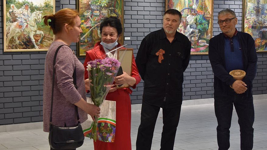 Главная картинка новости: В Челнах в картиной галерее открылась персональная выставка Таслии Мазитовой
