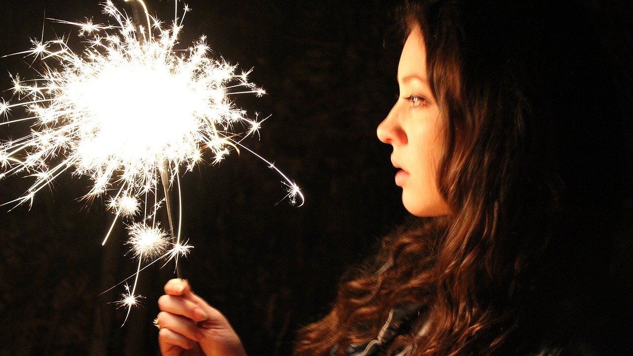 Главная картинка новости: 30 метров от дома: правила использования пиротехники в канун Нового года