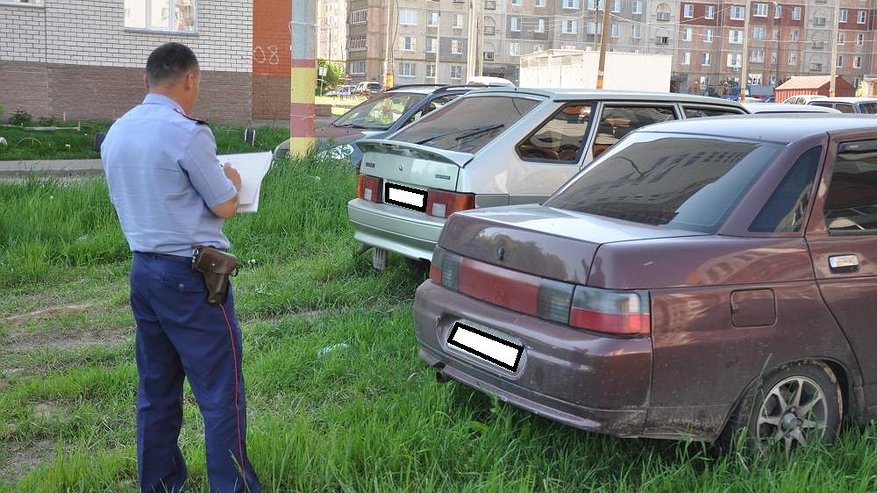 Главная картинка новости: В Челнах начнут штрафовать за парковку на газонах