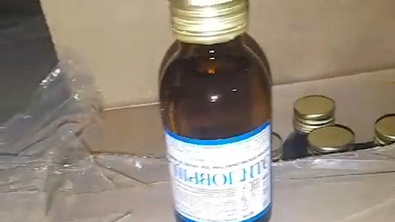 Главная картинка новости: Полицейские Челнов изъяли крупную партию фанфуриков – около 30 тыс. флаконов