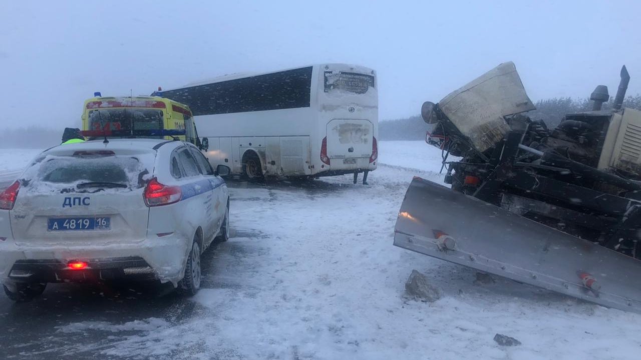 Главная картинка новости: Жуткая авария: автобус из Челнов въехал в снегоуборочную технику