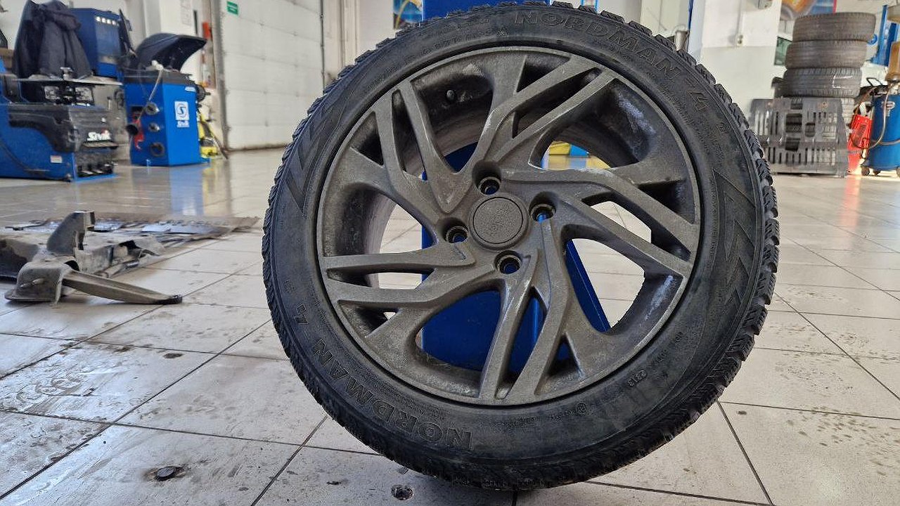 Главная картинка новости: Пора переобуваться: почему важно вовремя менять резину