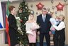 Миниатюра новости: Новорожденного челнинца из роддома встречала целая делегация, включая мэра города