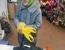 91-летняя бабушка принесла в пункт сбора вещи