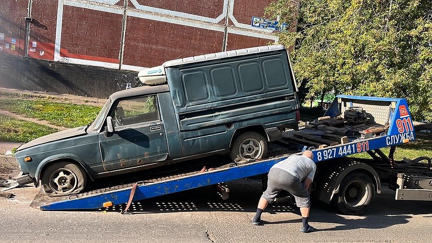 Главная картинка новости: Из 51 комплекса в Челнах начали вывозить автохлам
