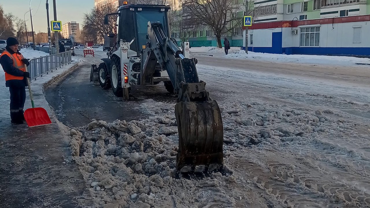 Главная картинка новости: Техника есть, снег убирают