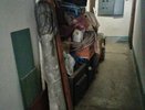 УК через суд добилась, чтобы жильцы убрались в захламленном коридоре в подъезде