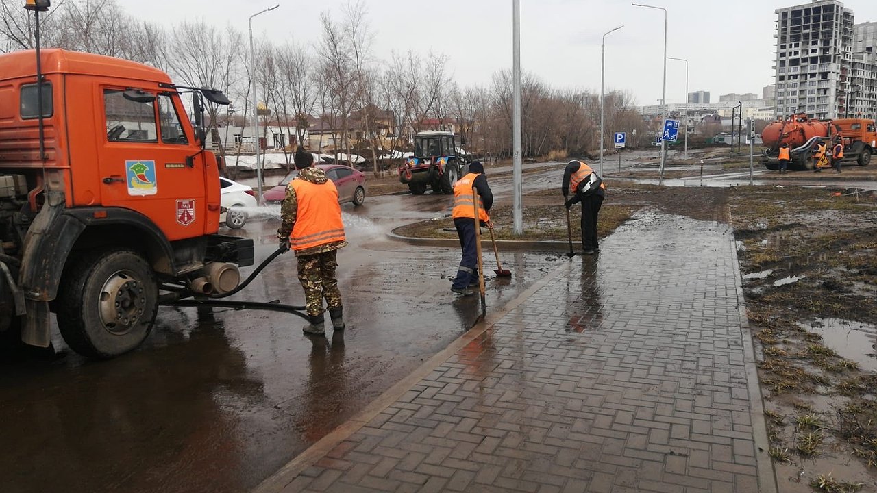 Главная картинка новости: Исполком Челнов отчитался об уборке грязи в ЖК «Притяжение»