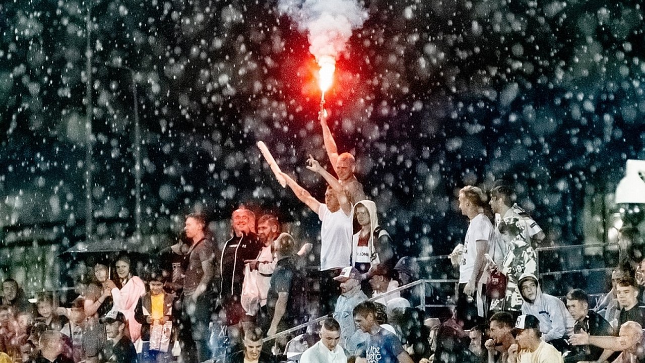 Главная картинка новости: В Челнах футбольного болельщика арестовали на трое суток и запретили целый год приходить на стадион 