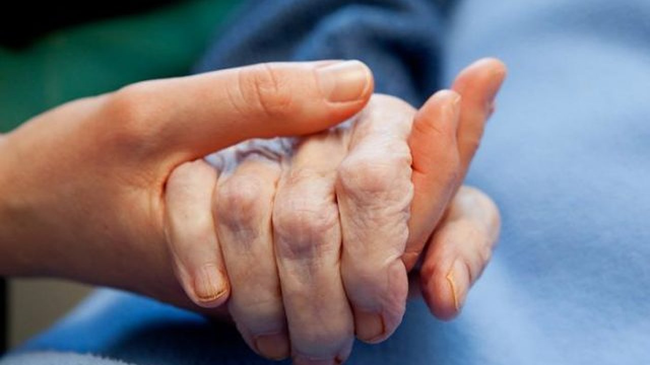 Главная картинка новости: Врач-терапевт был найден мертвым на остановке