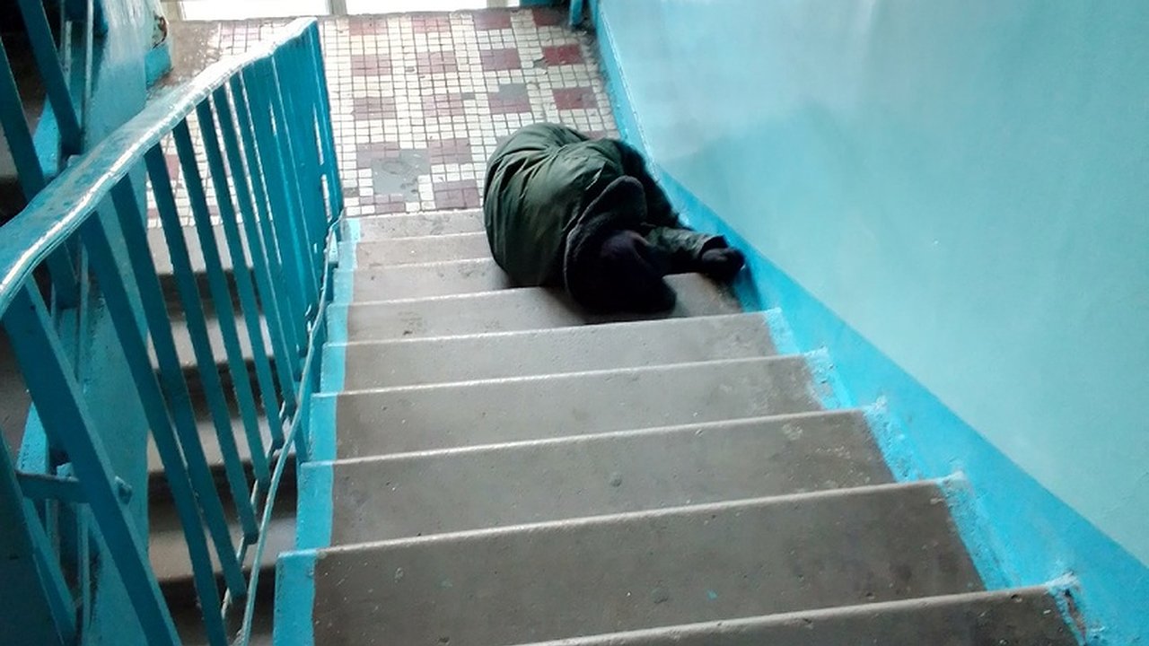Главная картинка новости: О челнинском подъезде: «Спят бомжи, алкаши»