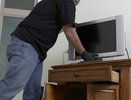 В Челнах 40-летний преступник украл у пенсионера телевизор