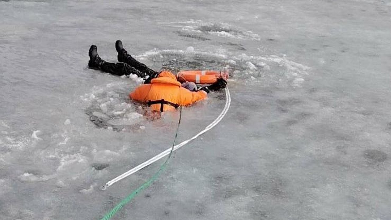 Главная картинка новости: В Челнах спасли рыбака, провалившегося под лед