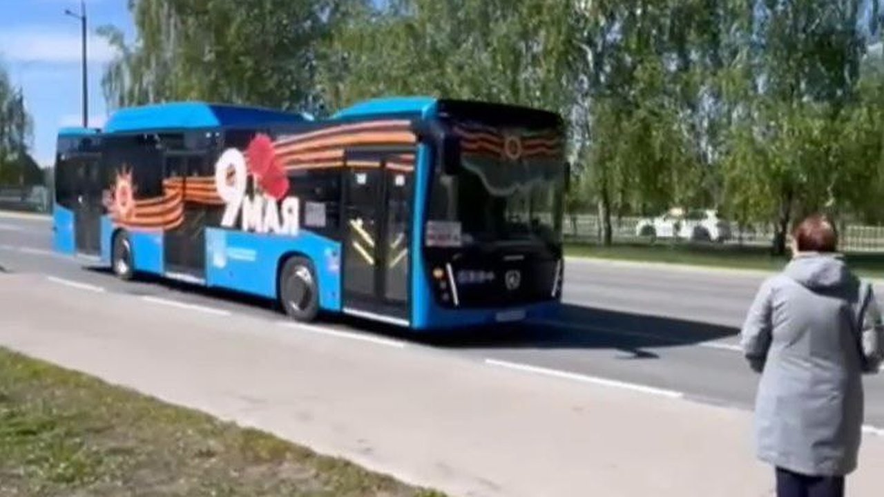 Главная картинка новости: Автобусы Челнов украсили в честь Дня Победы