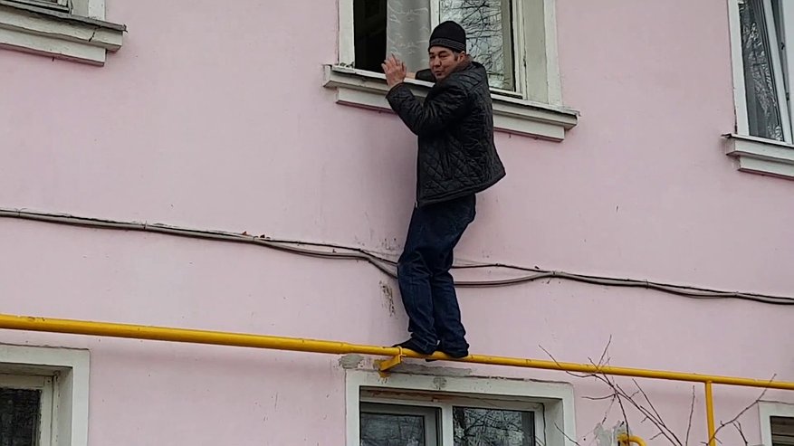 Главная картинка новости: Челнинец по газовой трубе через окно проник в квартиру знакомой
