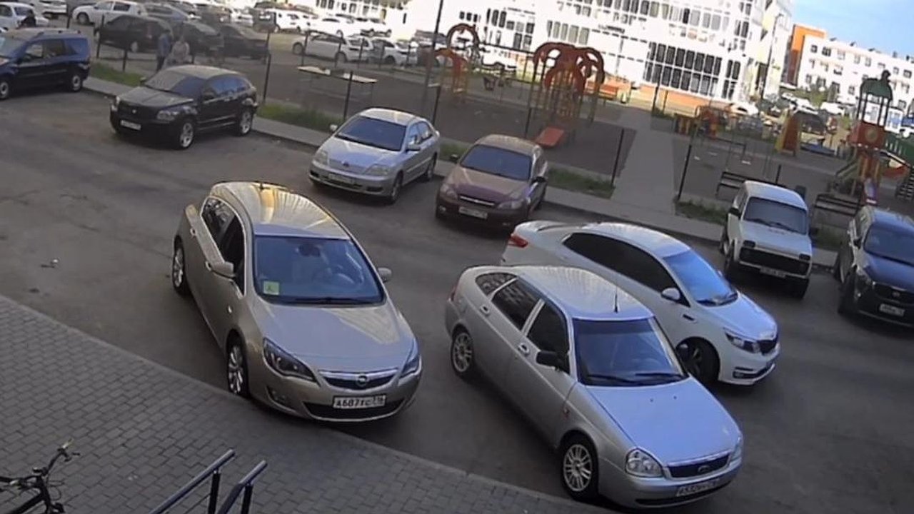 Главная картинка новости: В Челнах иномарка на полном ходу въехала в многоэтажку (видео)