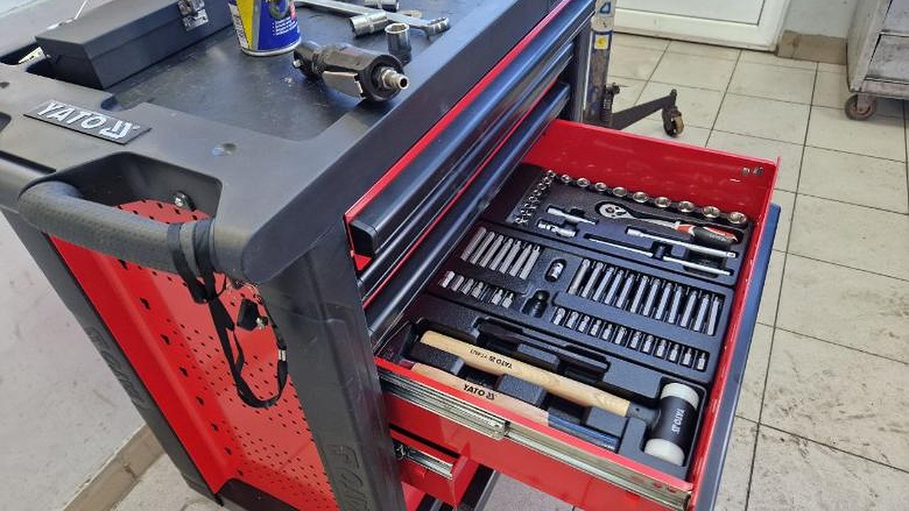 Главная картинка новости: От каменщика до автомеханика: обзор вакансий для начинающих специалистов