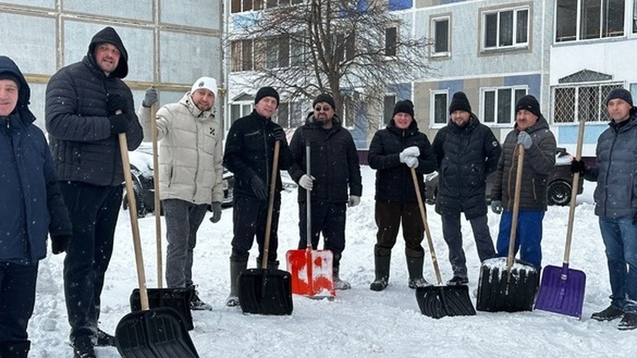 Главная картинка новости: Челнинцы вышли почистить от снега свой двор в 38-м комплексе