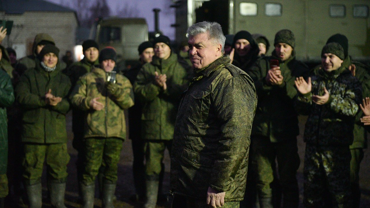 Главная картинка новости: Наиль Магдеев встретился с мобилизованными челнинцами и передал им гостинцы