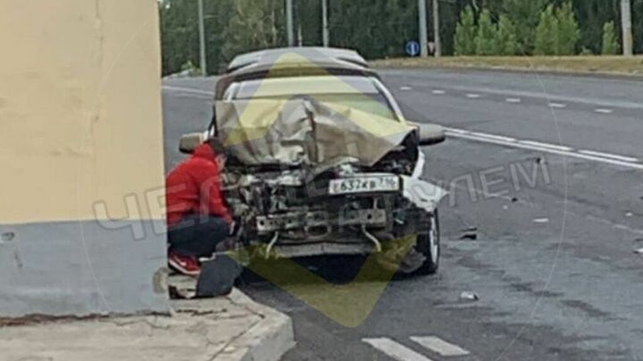 Главная картинка новости: Сегодня легковушка врезалась в маршрутку