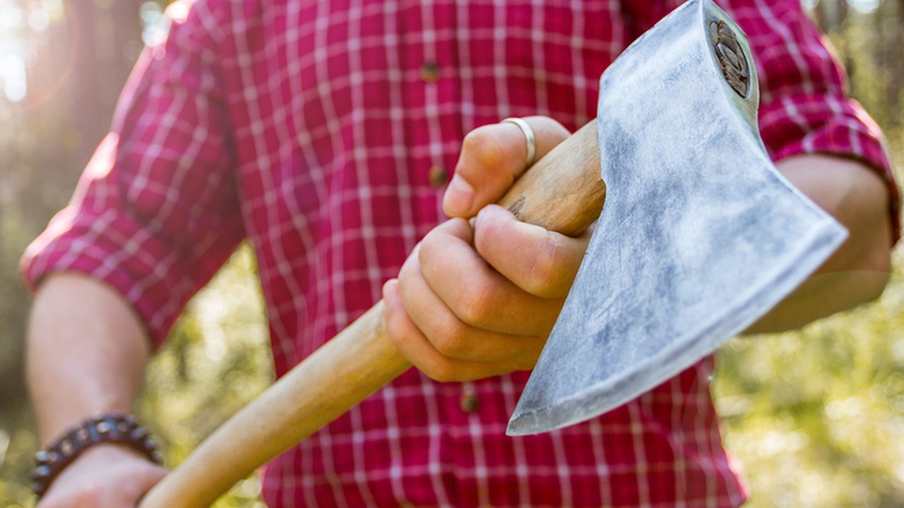 Главная картинка новости: В Татарстане 24-летний парень, угрожая соседям убить, топором разбил окна их дома 