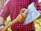 В Татарстане 24-летний парень, угрожая соседям убить, топором разбил окна их дома 
