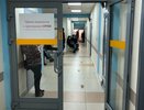 В поликлинике люди с температурой стоят в очередях