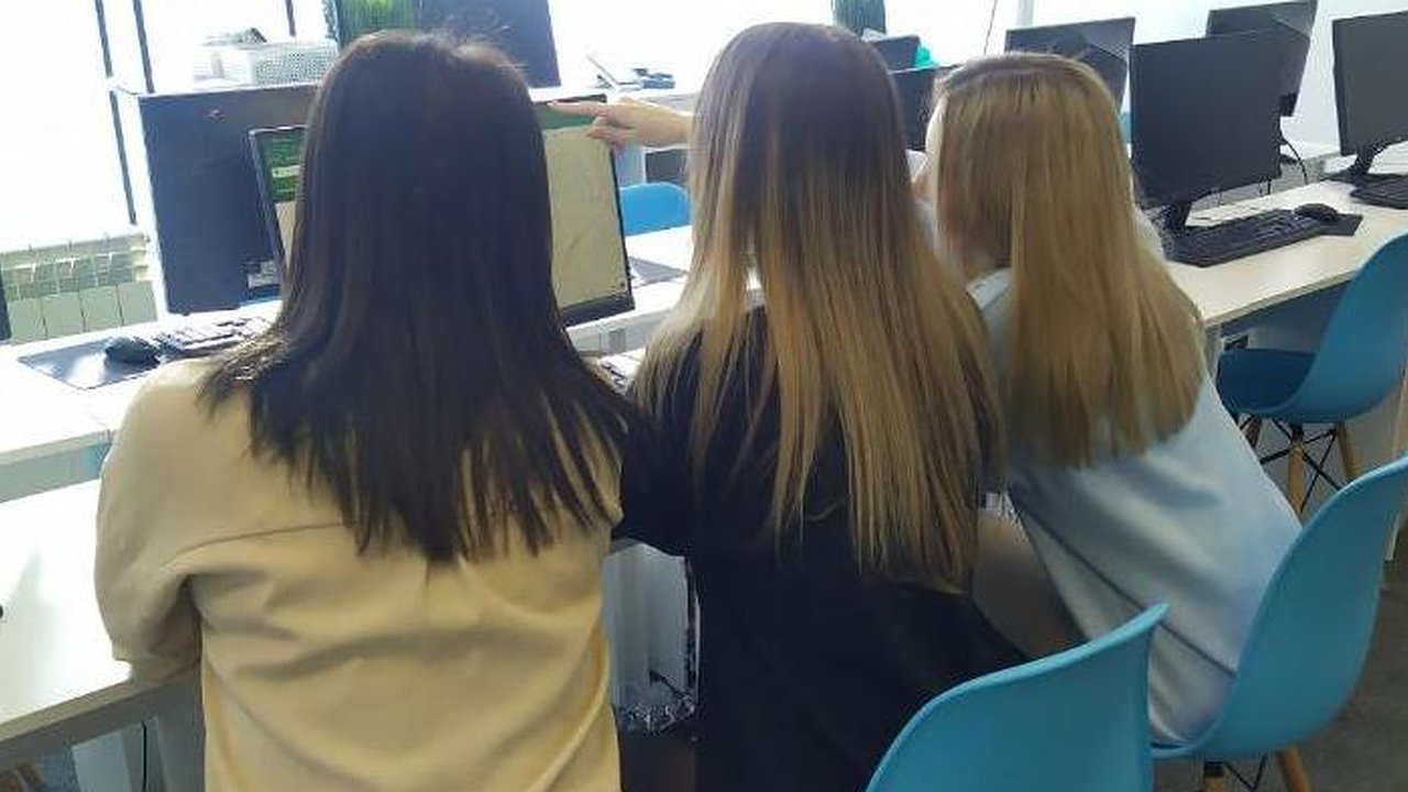 Главная картинка новости: Социологи: подростки боятся мировых конфликтов и ценят юмор