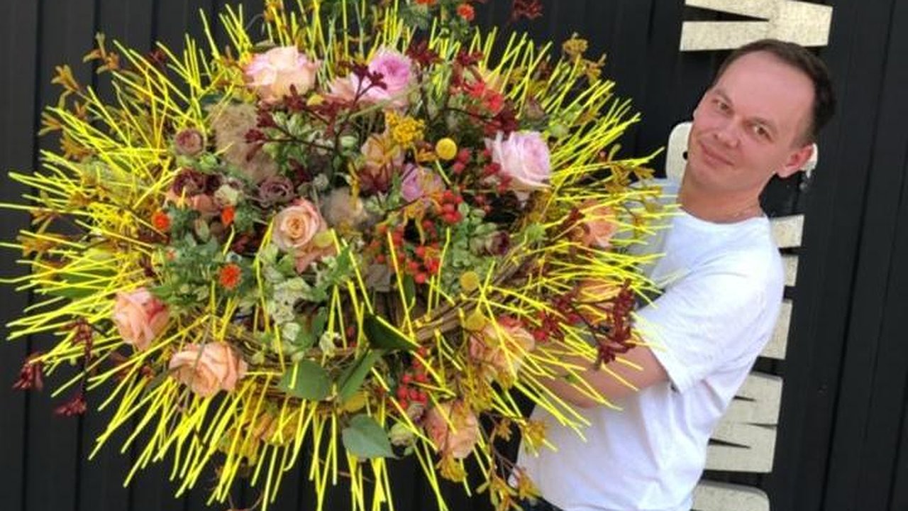 Главная картинка новости: Флорист Михаил Малышев: "Подготовка к 8 марта начинается с декабря"