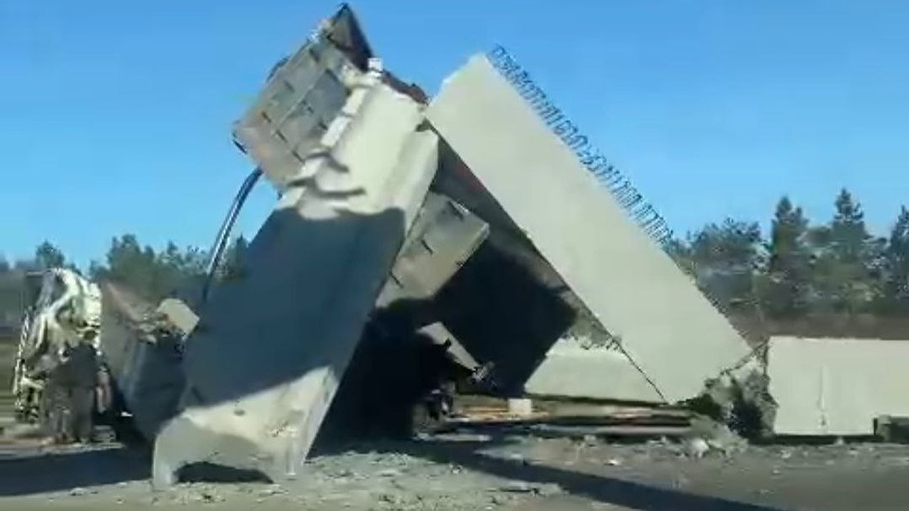 Главная картинка новости: В Татарстане грузовик снес пролет строящегося моста