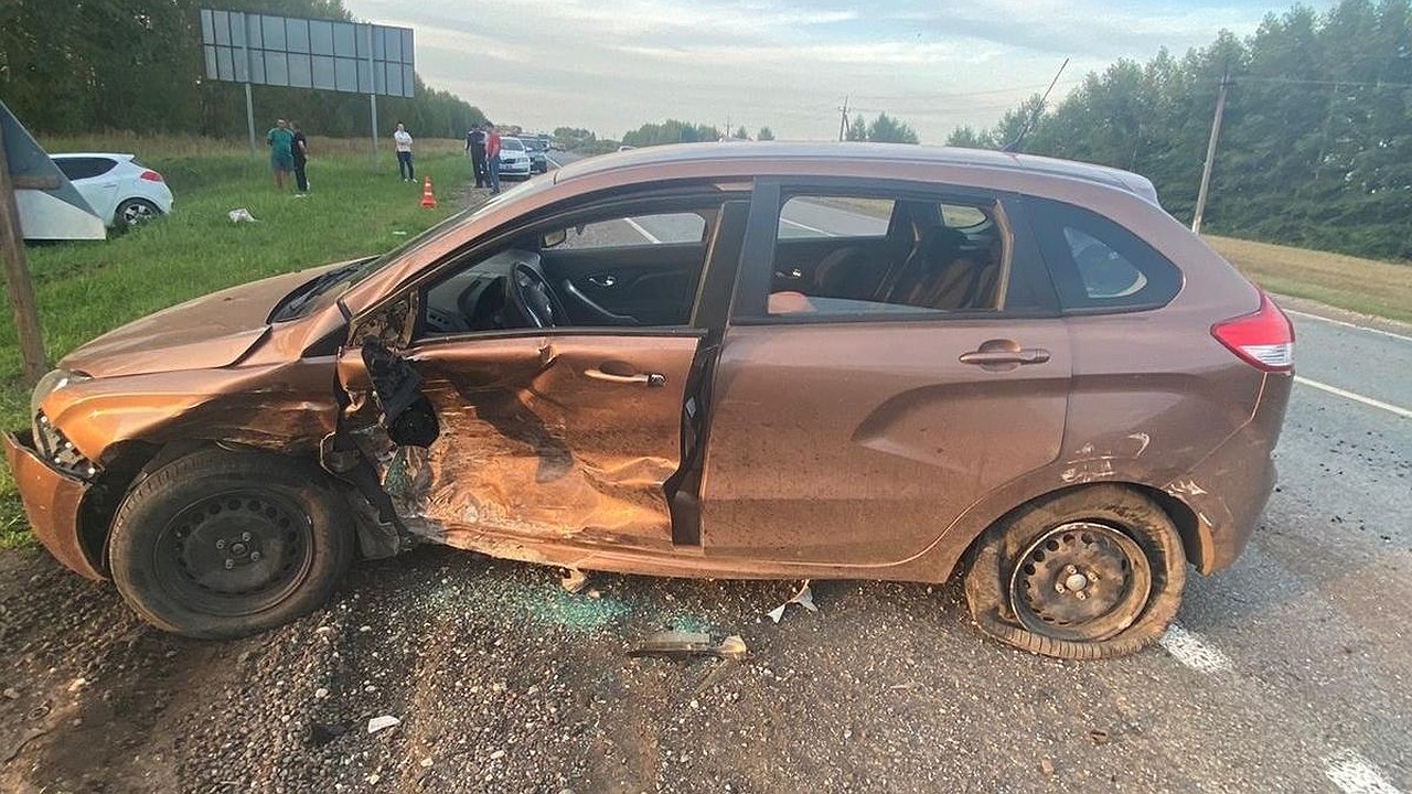 Главная картинка новости: В Нижнекамске KIA Ceed влетел в LADA Xray – пострадали три человека