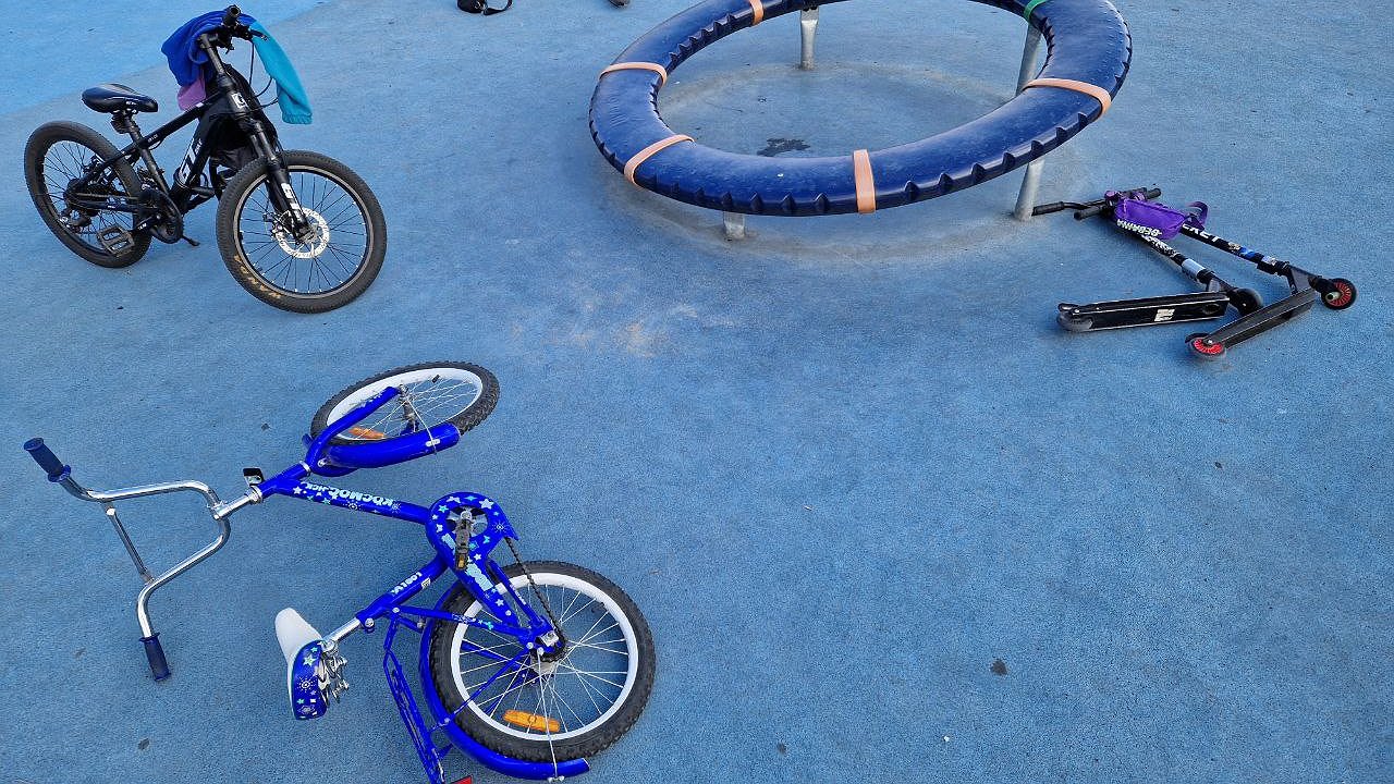 Главная картинка новости: В Челнах дети электросамокатом разогнали карусель и на скорости вылетели из нее