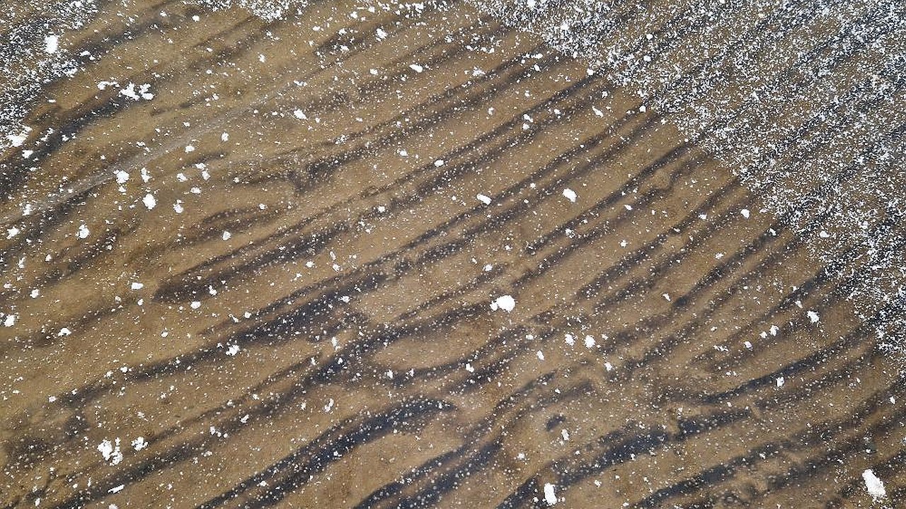 Главная картинка новости: Каму в Челнах сковал прозрачный лед (фото)