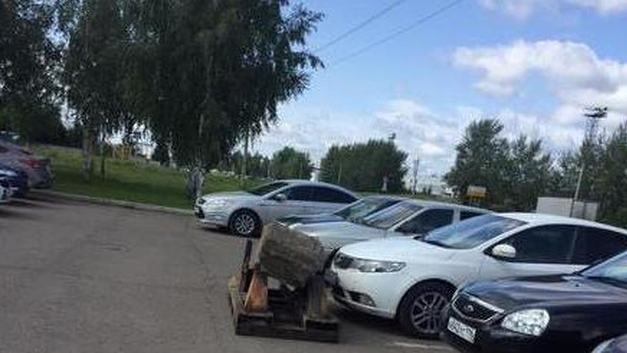 Главная картинка новости: Принципиальному автолюбителю заблокировали выезд со стоянки бетонным блоком