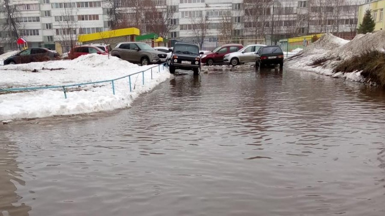 Главная картинка новости: «Тонем»: жители поселка ЗЯБ в Челнах жалуются на талые воды