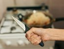 В Челнах пьяная женщина набросилась с ножом на подружку