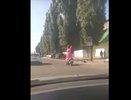Розовый заяц из секс-шопа гоняет по дорогам на мотоцикле