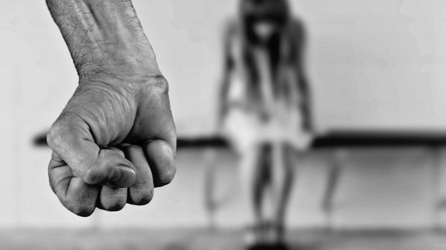 Главная картинка новости: Ну и родитель: в Татарстане пьяный мужчина избивал 15-летнюю дочь и грозился убить