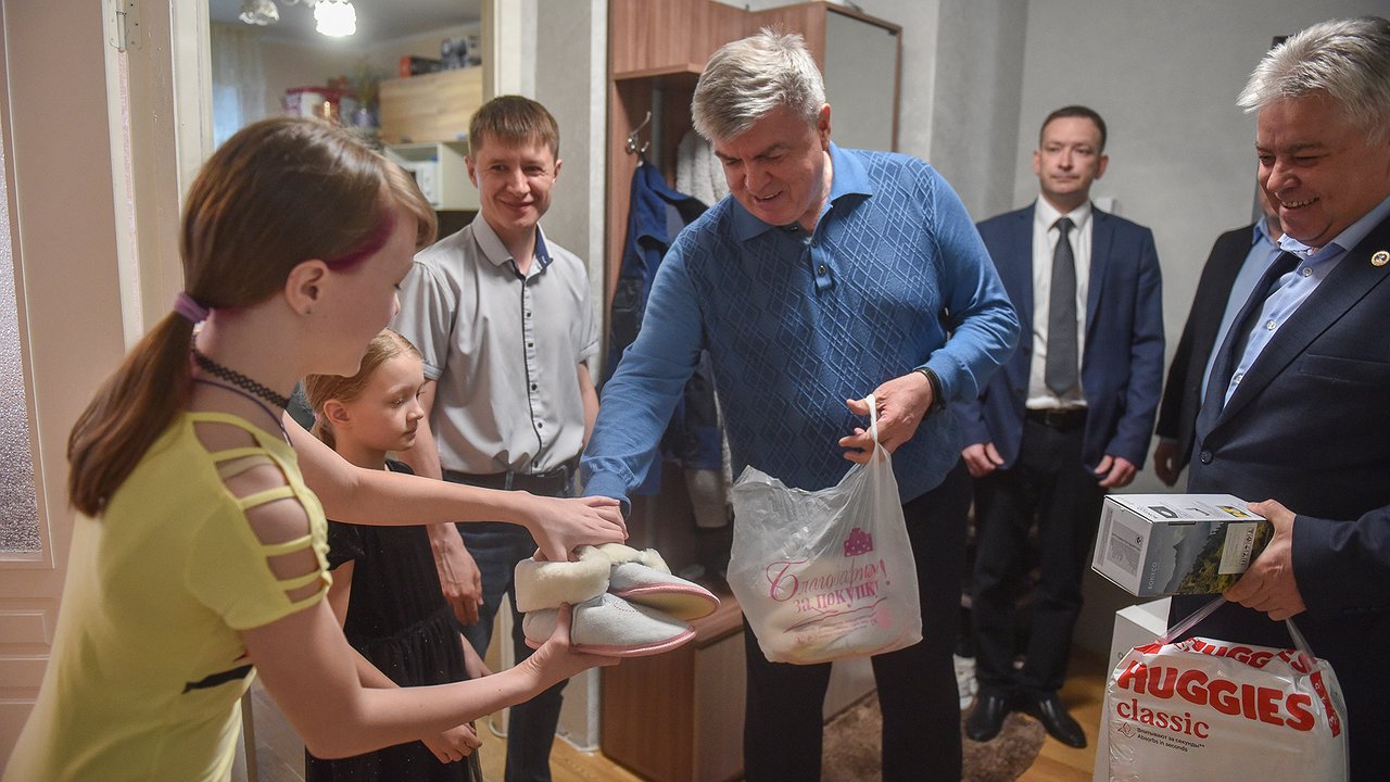 Главная картинка новости: Магдеев в третий раз посетил семью Мухаметовых