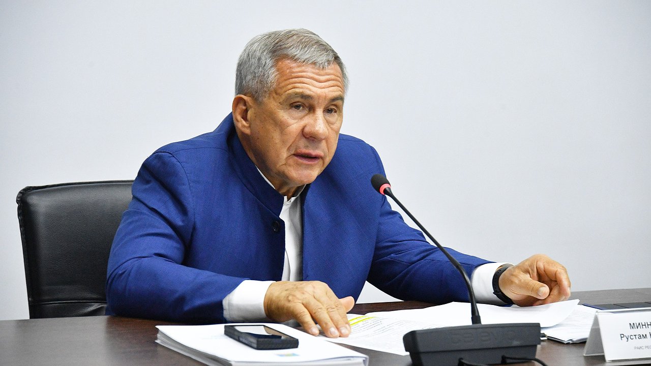 Главная картинка новости: Промплощадки и спортзалы: рабочая поездка Рустама Минниханова в Челны