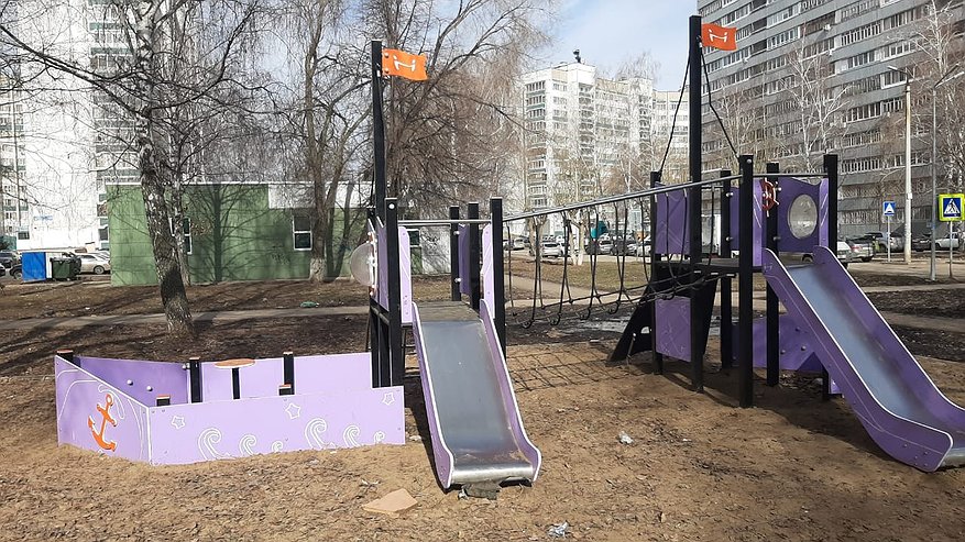 Главная картинка новости: В Татарстане на детской площадке на ребенка упал турник 