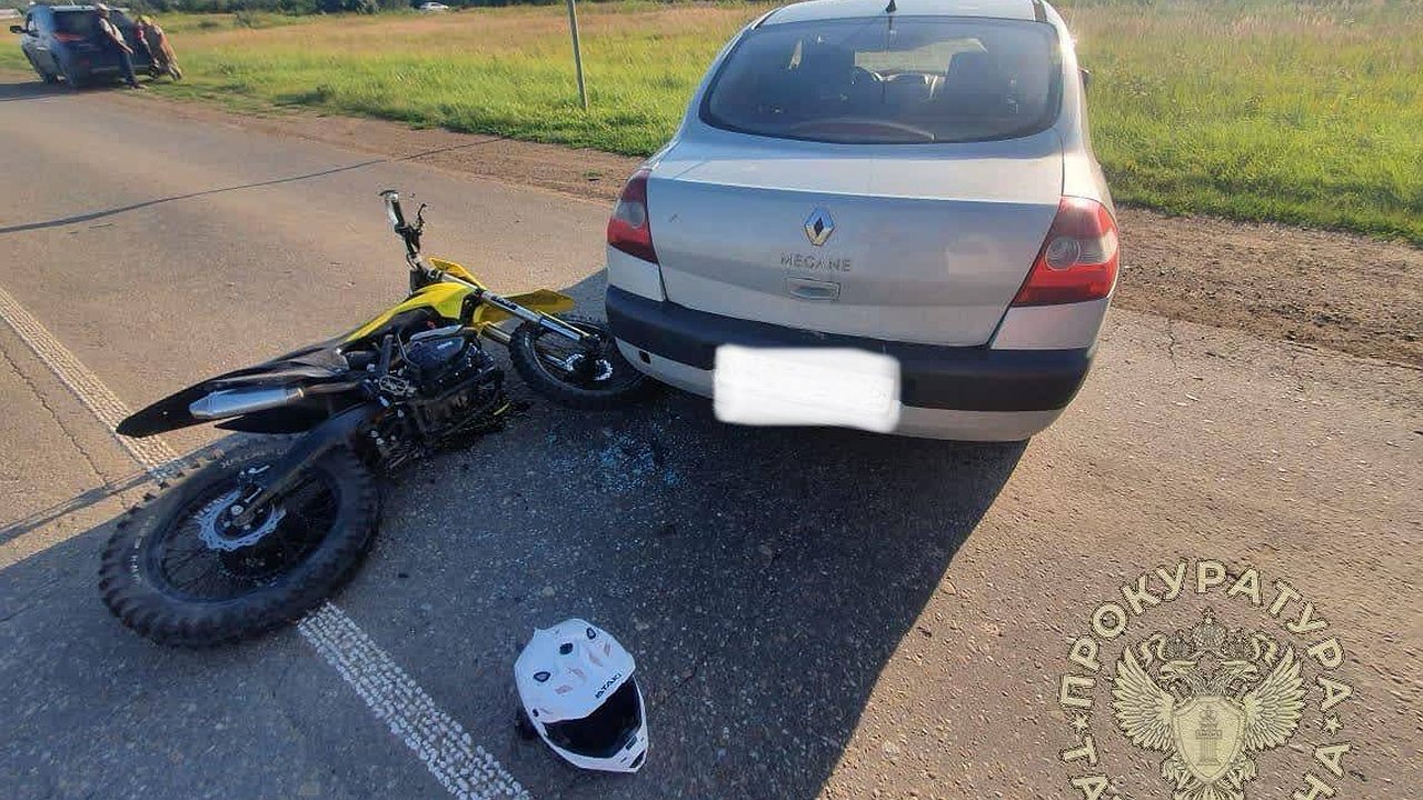 Главная картинка новости: Под Челнами мотоцикл столкнулся с легковушкой –  пострадал 14-летний мотоциклист