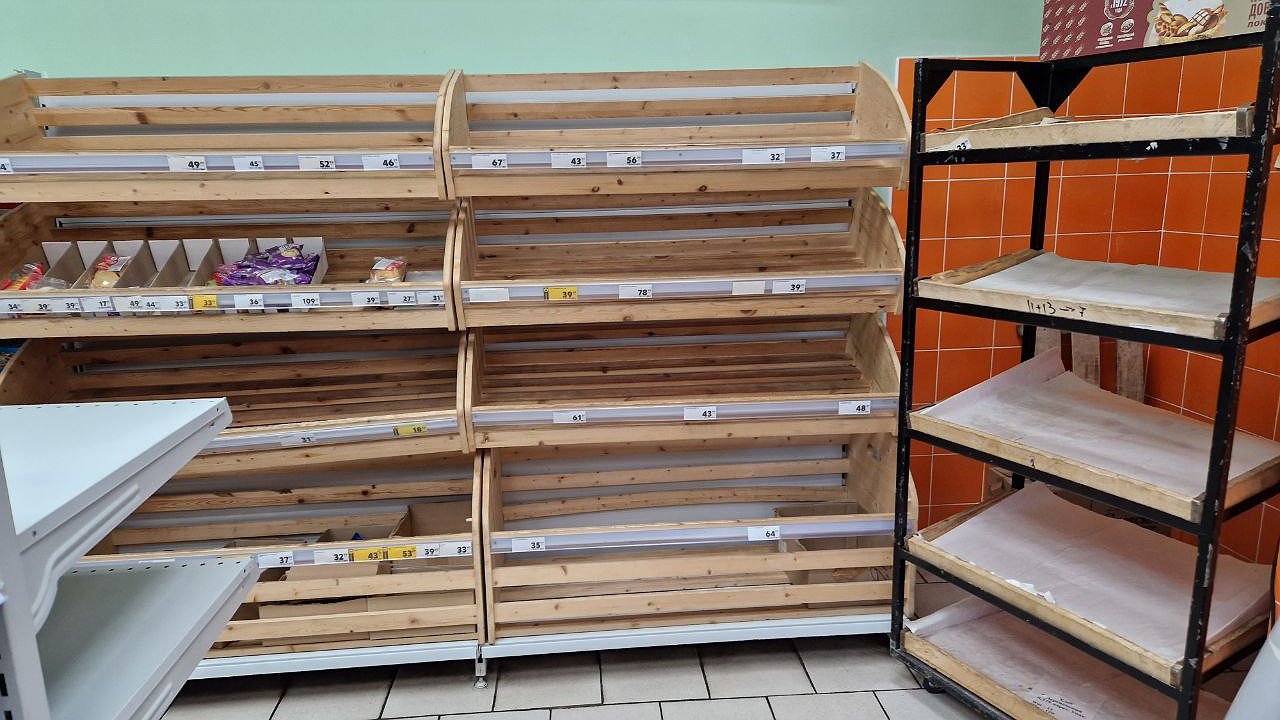 Главная картинка новости: Дефицит хлеба в Челнах: из-за снегопада опустели полки продуктовых магазинов