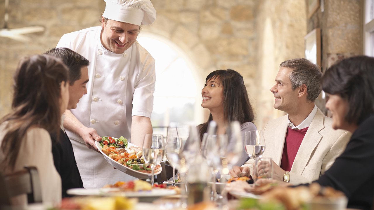 Главная картинка новости: Лучшие заведения города глазами известных челнинцев