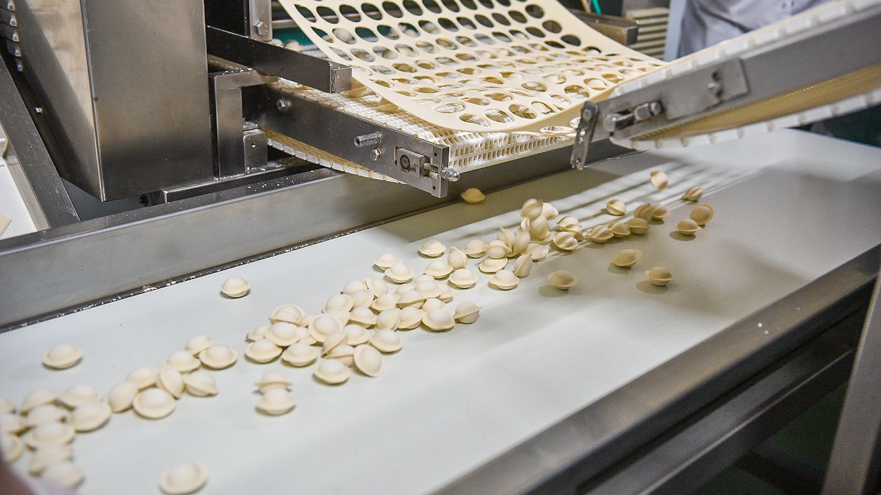 Главная картинка новости: Челнинцам показали, как готовят еду школьникам